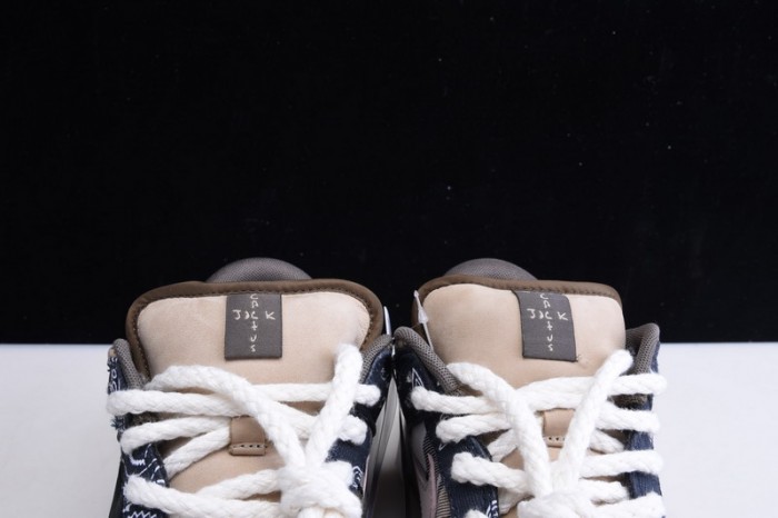 Travis Scott x Nike SB Dunk Low  CT5053-001