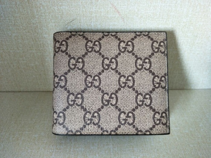 G*u*i with plaid bee wallets